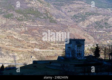 Panoramablick auf das Schloss Aymavilles und seine Weinberge Stockfoto