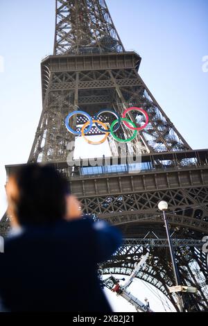 Paris, Frankreich. Juni 2024. Das Logo der Olympischen Spiele, die fünf Olympischen Ringe, ist am 7. Juni 2024 an der Fassade des Eiffelturms in paris angebracht. (Foto: Lionel Urman/SIPA USA) Credit: SIPA USA/Alamy Live News Stockfoto