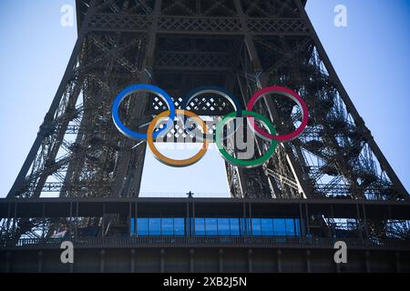 Paris, Frankreich. Juni 2024. Das Logo der Olympischen Spiele, die fünf Olympischen Ringe, ist am 7. Juni 2024 an der Fassade des Eiffelturms in paris angebracht. (Foto: Lionel Urman/SIPA USA) Credit: SIPA USA/Alamy Live News Stockfoto