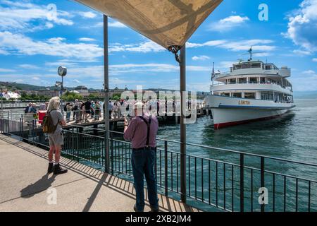 Zürich, Schweiz - 5. Juni 2024: Eine Touristengruppe wartet am Zürich-Burkliplatz an Bord des Linth-Bootes für eine Fahrt auf dem Zürichsee Stockfoto