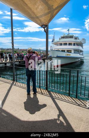 Zürich, Schweiz - 5. Juni 2024: Eine Touristengruppe wartet am Zürich-Burkliplatz an Bord des Linth-Bootes für eine Fahrt auf dem Zürichsee Stockfoto