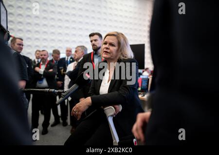 10. Juni 2024, Nordrhein-Westfalen, Neuss: Bundesinnenministerin Nancy Faeser (SPD) spricht bei der Eröffnung des Internationalen Zentrums für polizeiliche Zusammenarbeit (IPCC). Der IPCC wird während der Fußball-Europameisterschaft das Polizeipräsidium für ganz Deutschland sein. Foto: Fabian Strauch/dpa Stockfoto