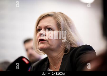 10. Juni 2024, Nordrhein-Westfalen, Neuss: Bundesinnenministerin Nancy Faeser (SPD) spricht bei der Eröffnung des Internationalen Zentrums für polizeiliche Zusammenarbeit (IPCC). Der IPCC wird während der Fußball-Europameisterschaft das Polizeipräsidium für ganz Deutschland sein. Foto: Fabian Strauch/dpa Stockfoto