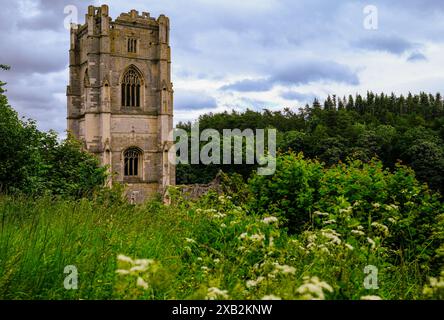 Fountains Abbey in der Nähe von Ripon, North Yorkshire. Bild vom Huby's Tower von etwa der Hälfte. 50 Meter oder 167 Fuß hoch und um 1500 n. Chr. gebaut. Stockfoto