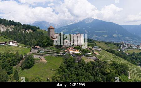 Dorf Tirol, Südtirol, Italien 07. Juni 2024: Hier der Blick, Drohne von Dorf Tirol, Tirolo oberhalb von Meran auf das bekannte Schloss Tirol, Castel Tirolo,Stammburg der Grafen von Tirol und die Wiege der Grafschaft Tirol, Südtiroler Landesmuseum für Kultur- und Landesgeschichte , Meraner Land, Burggrafenamt, wandern, spazieren, Tourismus, Hotspot, Urlaubsdomizil *** Dorf Tirol, Südtirol, Italien 07 Juni 2024 hier ist die Aussicht, Drohne von Dorf Tirol, Tirol oberhalb von Meran auf das berühmte Tiroler Schloss, Schloss Tirol, Ahnenschloss der Grafen von Tirol und die Wiege der Grafschaft Tirol, Sou Stockfoto