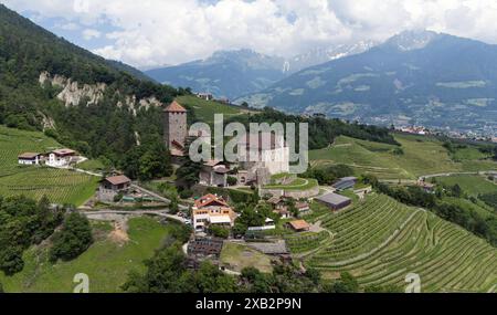 Dorf Tirol, Südtirol, Italien 07. Juni 2024: Hier der Blick, Drohne von Dorf Tirol, Tirolo oberhalb von Meran auf das bekannte Schloss Tirol, Castel Tirolo,Stammburg der Grafen von Tirol und die Wiege der Grafschaft Tirol, Südtiroler Landesmuseum für Kultur- und Landesgeschichte , Meraner Land, Burggrafenamt, wandern, spazieren, Tourismus, Hotspot, Urlaubsdomizil *** Dorf Tirol, Südtirol, Italien 07 Juni 2024 hier ist die Aussicht, Drohne von Dorf Tirol, Tirol oberhalb von Meran auf das berühmte Tiroler Schloss, Schloss Tirol, Ahnenschloss der Grafen von Tirol und die Wiege der Grafschaft Tirol, Sou Stockfoto