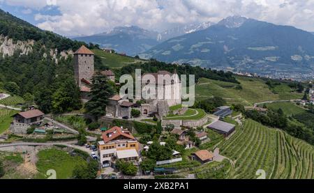 Dorf Tirol, Südtirol, Italien 07. Juni 2024: Hier der Blick, Drohne von Dorf Tirol, Tirolo oberhalb von Meran auf das bekannte Schloss Tirol, Castel Tirolo,Stammburg der Grafen von Tirol und die Wiege der Grafschaft Tirol, Südtiroler Landesmuseum für Kultur- und Landesgeschichte , Meraner Land, Burggrafenamt, wandern, spazieren, Tourismus, Hotspot, Urlaubsdomizil *** Dorf Tirol, Südtirol, Italien 07 Juni 2024 hier ist die Aussicht, Drohne von Dorf Tirol, Tirol oberhalb von Meran auf das berühmte Tiroler Schloss, Schloss Tirol, Ahnenschloss der Grafen von Tirol und die Wiege der Grafschaft Tirol, Sou Stockfoto