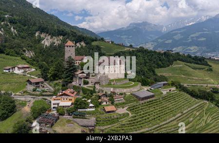 Dorf Tirol, Südtirol, Italien 07. Juni 2024: Hier der Blick, Drohne von Dorf Tirol, Tirolo oberhalb von Meran auf das bekannte Schloss Tirol, Castel Tirolo,Stammburg der Grafen von Tirol und die Wiege der Grafschaft Tirol, Südtiroler Landesmuseum für Kultur- und Landesgeschichte , Meraner Land, Burggrafenamt, wandern, spazieren, Tourismus, Hotspot, Urlaubsdomizil *** Dorf Tirol, Südtirol, Italien 07 Juni 2024 hier ist die Aussicht, Drohne von Dorf Tirol, Tirol oberhalb von Meran auf das berühmte Tiroler Schloss, Schloss Tirol, Ahnenschloss der Grafen von Tirol und die Wiege der Grafschaft Tirol, Sou Stockfoto