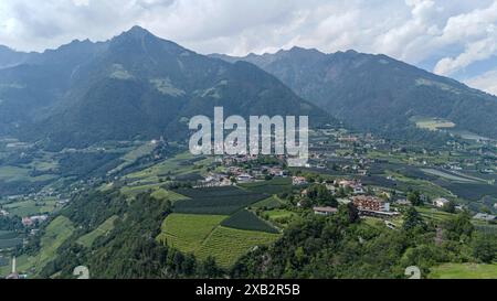 Dorf Tirol, Südtirol, Italien 07. Juni 2024: Hier der Blick, Drohne von Dorf Tirol, Tirolo oberhalb von Meran auf das bekannte Schloss Tirol, Castel Tirolo,Stammburg der Grafen von Tirol und die Wiege der Grafschaft Tirol, Südtiroler Landesmuseum für Kultur- und Landesgeschichte , Meraner Land, Burggrafenamt, wandern, spazieren, Tourismus, Hotspot, Urlaubsdomizil *** Dorf Tirol, Südtirol, Italien 07 Juni 2024 hier ist die Aussicht, Drohne von Dorf Tirol, Tirol oberhalb von Meran auf das berühmte Tiroler Schloss, Schloss Tirol, Ahnenschloss der Grafen von Tirol und die Wiege der Grafschaft Tirol, Sou Stockfoto