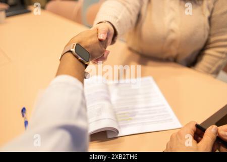 Nahaufnahme zweier Personen, die in einer kooperativen Umgebung mit der Faust zusammenstoßen, symbolisiert Teamarbeit und erfolgreiche Zusammenarbeit zwischen Freunden oder Kollegen Stockfoto