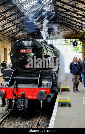 Dampfzug 44806, der am Bahnsteig im Bahnhof Pickering in North Yorkshire, England ankommt und Passagiere aussteigen. Stockfoto