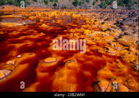 Malerischer Blick auf Riotinto's kupferreiche Gewässer und Steinformationen in leuchtenden Orange- und tiefroten Tönen in Huelva, Spanien Stockfoto