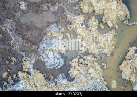 Die Drohnenansicht zeigt die einzigartigen Muster und Farben eines geothermischen Gebiets an der Südküste Islands und zeigt die Kunstfertigkeit der Natur von oben. Stockfoto