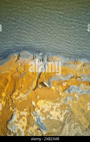 Luftaufnahme mit den natürlichen abstrakten Mustern über Riotinto in Huelva, Spanien, mit einer lebhaften Begegnung von Farben und Texturen Stockfoto