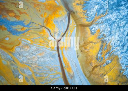 Luftaufnahme mit lebendigen und kontrastreichen abstrakten Texturen in Riotinto, Huelva, Spanien, die das wunderschöne Zusammenspiel von Farben in Natu einfangen Stockfoto