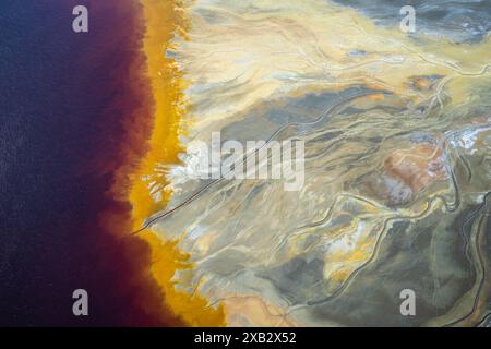 Ein Luftbild, das die markanten natürlichen Mineralmuster und leuchtenden Farben des Bergbaugebiets Riotinto in Huelva, Spanien, feststellt Stockfoto