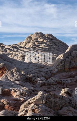 Markante weiße Felsformationen ragen unter dem azurblauen Himmel in der Wüste Arizonas hoch und zeigen die skulpturale Kunst der Natur Stockfoto