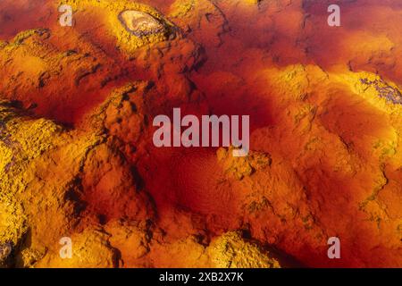 Ein Luftbild, das die atemberaubenden, farbenfrohen Mineralformationen des Bergbaugebiets Riotinto in Huelva, Spanien, mit einem Spektrum von Rot und Gelb einfängt Stockfoto