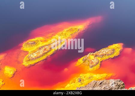 Farbenfrohe Mineralformationen und saures Wasser veranschaulichen die einzigartige Landschaft von Rio Tinto in Huelva, Spanien, einem Ort, der reich an Bergbaugeschichte ist. Stockfoto