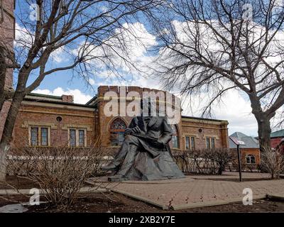 Orenburg, Russland - 5. April 2024. Denkmal von Alexandr Puschkin in Orenburg, Russland, Stockfoto