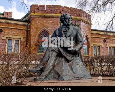 Orenburg, Russland - 5. April 2024. Denkmal von Alexandr Puschkin in Orenburg, Russland Stockfoto