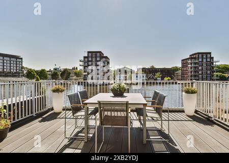 Dieses Bild zeigt ein stilvolles Restaurant im Freien auf einer Terrasse in Oostzijde, Amsterdam, mit einem Tisch für sechs Personen, umgeben von einem modernen Architekten Stockfoto