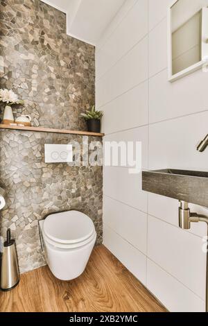 Ein stilvolles Badezimmer mit einer ausgewogenen Mischung aus modernem Design und natürlichen Elementen in Sikkelstede, Niederlande Stockfoto
