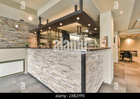 Ein stilvolles Restaurant mit Küche und Essbereich in der Blassiusstraat 5-1 mit Steinmauer, modernem Design und viel Beleuchtung Stockfoto