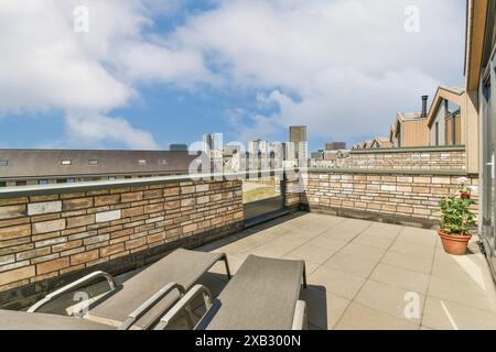 Genießen Sie die weitläufige Aussicht von dieser Dachterrasse in Duintopstraat, die den Charme der urbanen Skylines und der lokalen Architektur einfängt, die diese Szene verbindet Stockfoto