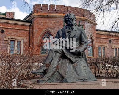 Orenburg, Russland - 5. April 2024. Denkmal von Alexandr Puschkin in Orenburg, Russland Stockfoto