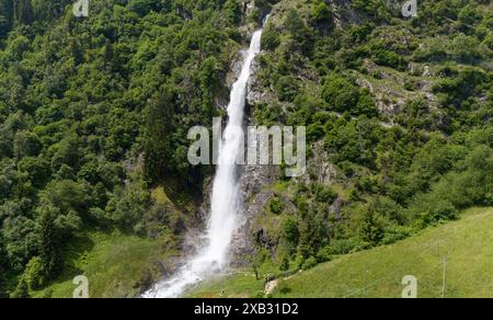 Partschins, Südtirol, Italien 06. Juni 2024: Hier der Blick, Drohne auf den Partschinser Wasserfall, bei Partschins, Parcines nahe Meran, hier deutlich zu sehen die Wucht, Wassermassen, Natur, Naturgewalt, Naturschauspiel, Hotspot, Fotopoint, Tourismus, Wahrzeichen, Südtirol, Meraner Land, Burggrafenamt, Zielbach *** Partschins, Südtirol, Italien 06 Juni 2024 hier der Blick, Drohne auf dem Partschins Wasserfall, bei Partschins, Partschins bei Meran, hier deutlich zu sehen die Kraft, Wassermassen, Natur, Naturkraft, Naturschauspiel, Hotspot, Fotopunkt, Tourismus, Wahrzeichen, Südtirol, Meran Stockfoto