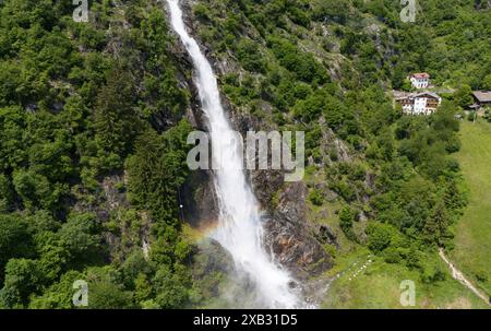 Partschins, Südtirol, Italien 06. Juni 2024: Hier der Blick, Drohne auf den Partschinser Wasserfall, bei Partschins, Parcines nahe Meran, hier deutlich zu sehen die Wucht, Wassermassen, Natur, Naturgewalt, Naturschauspiel, Hotspot, Fotopoint, Tourismus, Wahrzeichen, Südtirol, Meraner Land, Burggrafenamt, Zielbach *** Partschins, Südtirol, Italien 06 Juni 2024 hier der Blick, Drohne auf dem Partschins Wasserfall, bei Partschins, Partschins bei Meran, hier deutlich zu sehen die Kraft, Wassermassen, Natur, Naturkraft, Naturschauspiel, Hotspot, Fotopunkt, Tourismus, Wahrzeichen, Südtirol, Meran Stockfoto