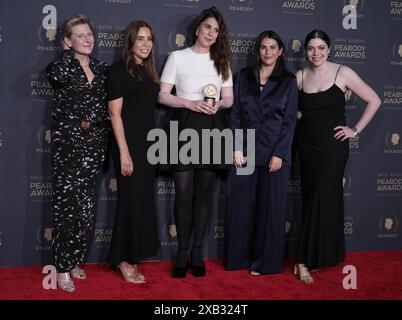 Los Angeles, USA. Juni 2024. (L-R) Sue Naegle, Stacy O'Neil, Alice Birch, Ali Krug und Zelda Wengrod posieren im Presseraum bei den 84. Jährlichen Peabody Awards, die am Sonntag im Beverly Wilshire in Beverly Hills, KALIFORNIEN, stattfinden. Juni 2024. (Foto: Sthanlee B. Mirador/SIPA USA) Credit: SIPA USA/Alamy Live News Stockfoto