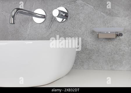 Elegantes Bad mit Waschbecken und Chrom-Armaturen Stockfoto