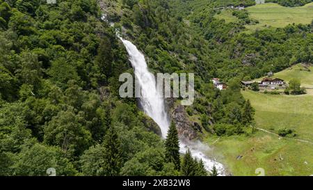 Partschins, Südtirol, Italien 06. Juni 2024: Hier der Blick, Drohne auf den Partschinser Wasserfall, bei Partschins, Parcines nahe Meran, hier deutlich zu sehen die Wucht, Wassermassen, Natur, Naturgewalt, Naturschauspiel, Hotspot, Fotopoint, Tourismus, Wahrzeichen, Südtirol, Meraner Land, Burggrafenamt, Zielbach *** Partschins, Südtirol, Italien 06 Juni 2024 hier der Blick, Drohne auf dem Partschins Wasserfall, bei Partschins, Partschins bei Meran, hier deutlich zu sehen die Kraft, Wassermassen, Natur, Naturkraft, Naturschauspiel, Hotspot, Fotopunkt, Tourismus, Wahrzeichen, Südtirol, Meran Stockfoto