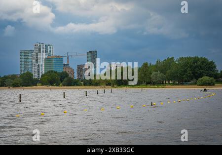 Stadtbild von Almere Poort, Uferpromenade mit Blick auf moderne Hochhäuser Stockfoto