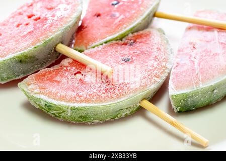 Gefrorene Wassermelonen-Eis in zwei Hälften Stockfoto