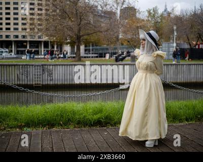 Melbourne, Australien. Juni 2024. Ein Teilnehmer in einem Kostüm, der während einer Veranstaltung am Ufer des Yarra River gesehen wird. Schätzungsweise 200.000 Besucher der Oz Comic Con 2024 im Convention and Exhibition Centre in Melbourne, Australien. (Foto: Alex Zucco/SOPA Images/SIPA USA) Credit: SIPA USA/Alamy Live News Stockfoto