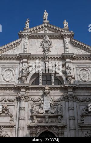 Die Kirche Chiesa di San Moise mit barocker Fassade aus dem 17. Jahrhundert in Venedig, Italien. Stockfoto