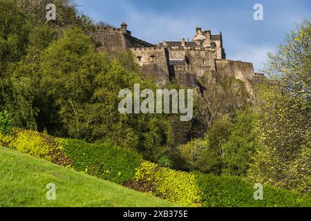 Edinburgh Castle im Frühjahr vom Princes Street Garden in Edinburgh, Schottland, Großbritannien. Stockfoto