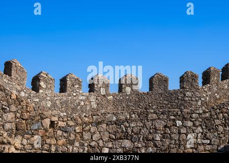 Mittelalterliche Festungsanlage der Mauren (Castelo dos Mouros, maurische Burg) in der Gemeinde Sintra, Großraum Lissabon, Portug Stockfoto