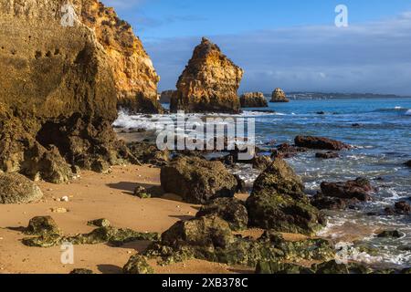 Malerische, zerklüftete Küste der Algarve mit kleinem Strand am Atlantik in Lagos, Süd-Portugal. Stockfoto