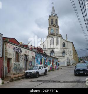 Valparaiso, Chile - 27. November 2023: Parroquia Las Carmelitas Kirche auf dem historischen Hügel von Valparaiso Stockfoto