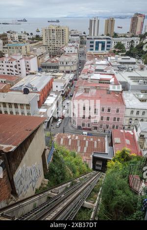 Valparaiso, Chile - 27. November 2023: Traditioneller Standseilzug in den historischen Hügeln von Valparaiso Stockfoto