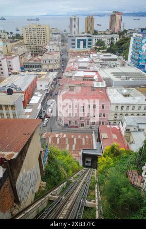 Valparaiso, Chile - 27. November 2023: Traditioneller Standseilzug in den historischen Hügeln von Valparaiso Stockfoto