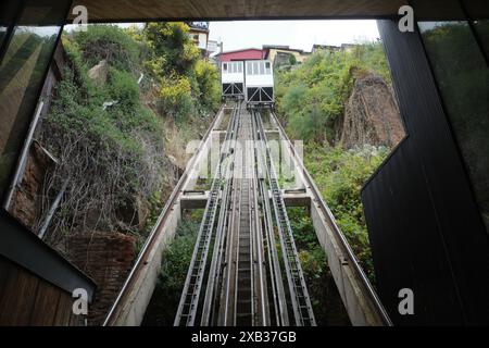 Valparaiso, Chile - 27. November 2023: Traditioneller Standseilzug in den historischen Hügeln von Valparaiso Stockfoto