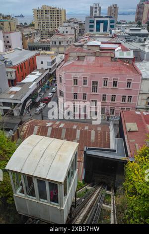 Valparaiso, Chile - 27. November 2023: Traditioneller Standseilzug in den historischen Hügeln von Valparaiso Stockfoto