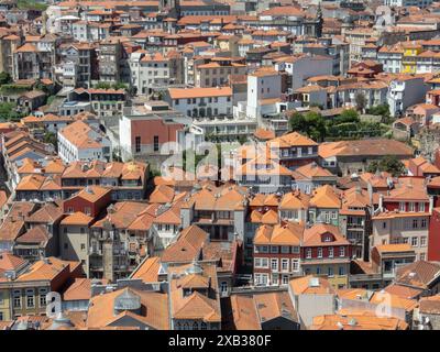 PORTO, PORTUGAL - 24. APRIL 2024: Blick auf die Ziegeldächer von Porto vom Aussichtspunkt. Stockfoto