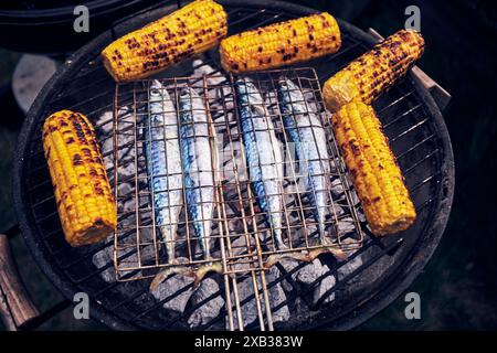 Fische mit Körnern auf dem Grill Stockfoto