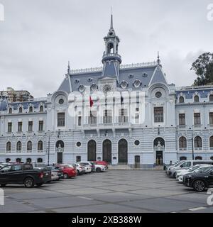 Valparaiso, Chile - 27. November 2023: Das Gebäude der Armada de Chile an der Plaza Sotomayor, Valparaiso Stockfoto